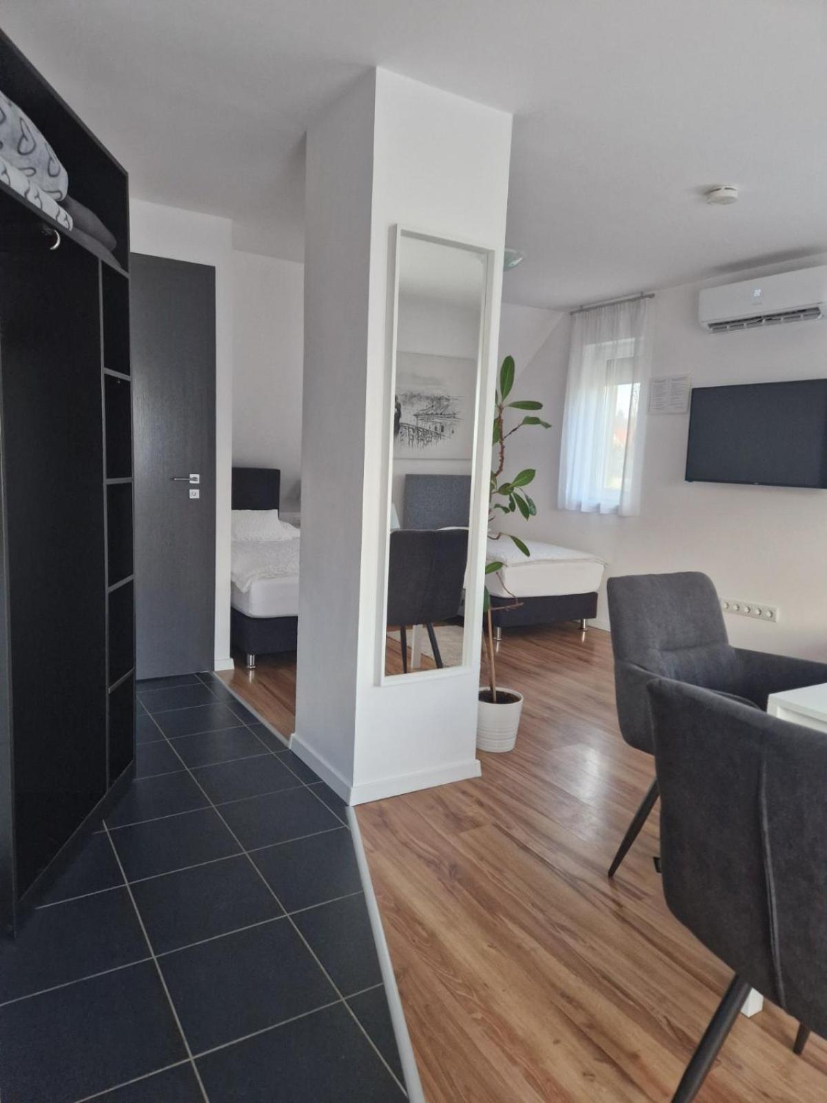 Nefelejcs Vendeghaz Hotel Godollo Ngoại thất bức ảnh