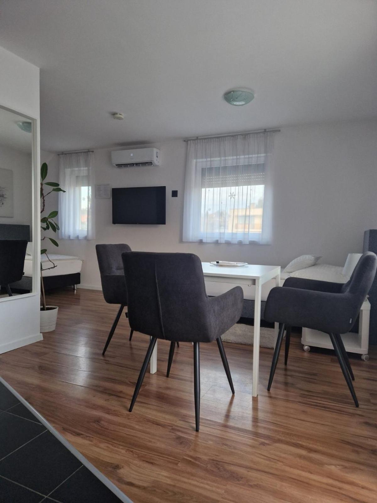 Nefelejcs Vendeghaz Hotel Godollo Ngoại thất bức ảnh