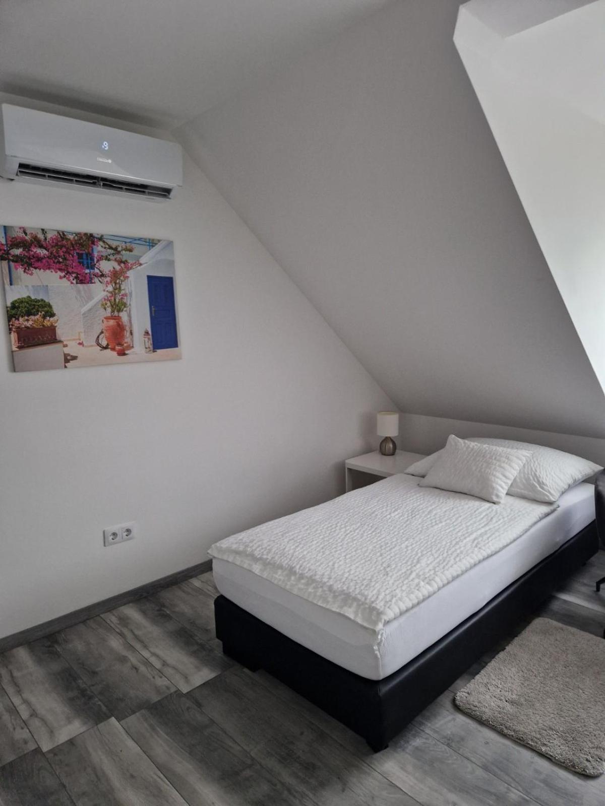 Nefelejcs Vendeghaz Hotel Godollo Ngoại thất bức ảnh